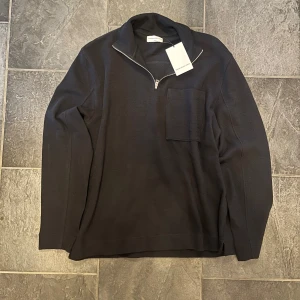  These Glory Days half zip - These Glory Days half zip i storlek s. Helt ny aldrig använd. Ny pris 999. Skriv vid funderingar 