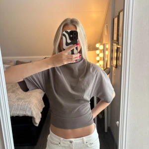 Brun topp  - Snygg brun topp från Gina tricot i Strl XS! Använd ett fåtal gånger🤎