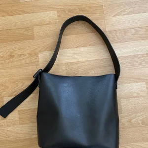 Väska från NAKD - Du kan justera längden på axelbandet om fu bill ha den ”crossbody” eller bara hängandes på axeln.