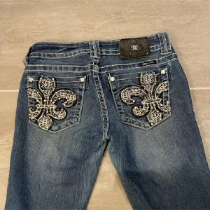 miss me jeans  - jättefina miss me jeans i storlek 27. midjemått: 36 cm. innerbenslängd: 84 cm.  några diamanter saknas på bakfickorna men det är inget som syns så tydligt!!💞