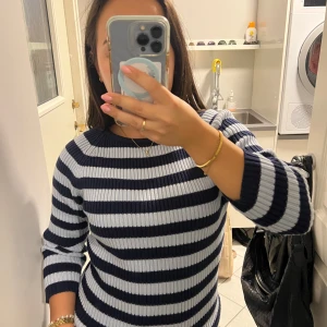 Randig stickad tröja  - Stickad tröja från H&M LOGG i stl M. Fint skick! 😍