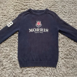 Stickad Morris tröja  - Säljer denn riktigt snygga stickade Morris tröjan!⭐️Storlek S passar S!🤝Skick = 9,5/10!👍Hör gärna av er om ni har funderingar!🙌