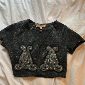Svart bolero - Superfin glittrig bolero. Perfekt för lite extra bling till outfiten 💜