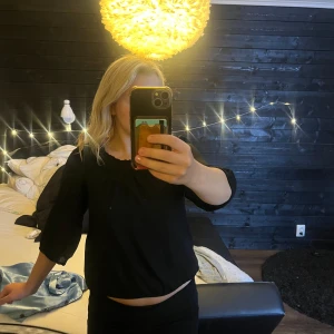 Svart supersöt blus - Svart blus från JC (verkar vara gammalt märke) med trekvartsärmar. Modellen har resår både vid hals och nederkant vilket ger en snygg detalj. Blusen är i ett organzatyg vilket gör den luftig och skön. Supersöt till alla tillfällen!💞