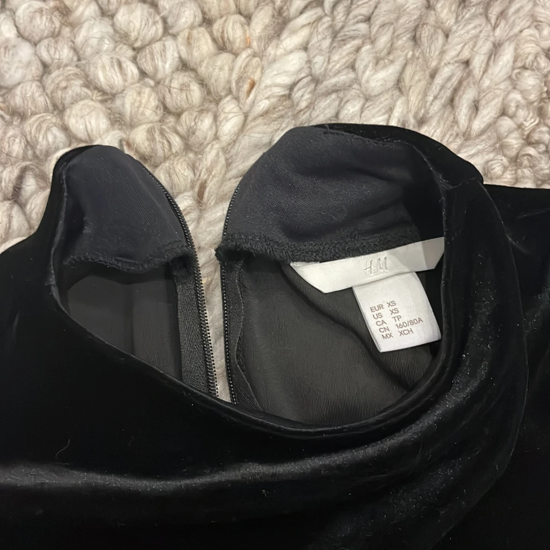 Svart sammetsklänning från H&M XS - 2