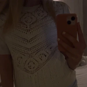 Vit stickad t-shirt från zara - Knappast använd, säljs ej längre 