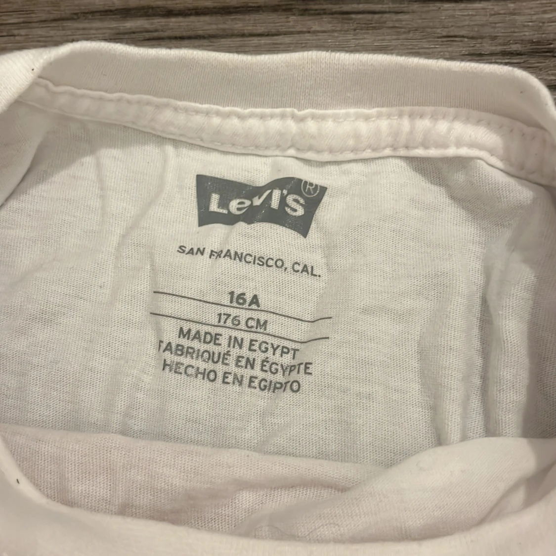 Vit Levi's t-shirt med röd logga - 2