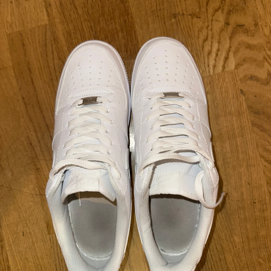 Nike Air Force 1 helvita sneakers