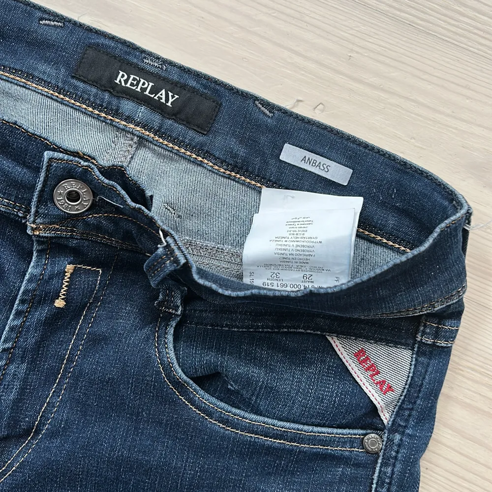 Säljes ett par mörkblå Replay Anbass jeans med en diskret sömn och hyperflex. Jeansen är i otroligt bra skick med en lättare tvätt. Storlek 29W 32L men passar 28W.. Farkut & Housut.