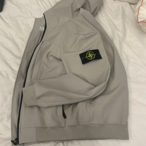 Grå jacka från Stone Island - En snygg jacka från stone island som är beige i storleken S. Det går att sänka priset.