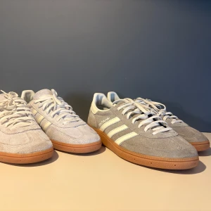 Grå Adidas Spezial sneakers - Snygga grå Adidas Spezial sneakers med vita ränder och gummisula. Perfekta för en stilren look. Skorna har klassisk snörning och är tillverkade i mocka. Hör av dig om du har frågor! Ser helst att man köper de som ett paketpris men går såklart att köpa de var för sig. 850 för de mörkare gråa och 800 för wonder silver.