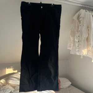Svarta byxor jeans - Säljer ett par svarta byxor medwaist och vida ben. 💞