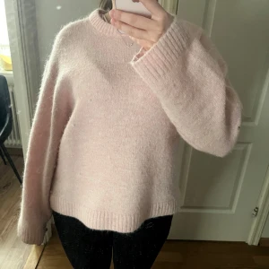 Ljusrosa stickad tröja - Lite nopprig men kan tas bort vid kundens önskan, annars felfri!!, storl i storleken, så den är i xs men passar allt från xs-m