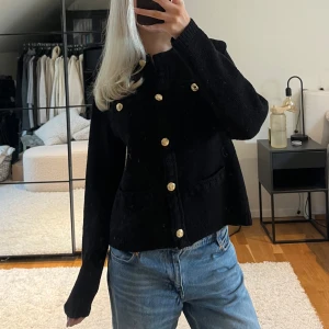 Tröja med knappar - Tröja med guldknappar i storlek S, nästan aldrig använd 💕