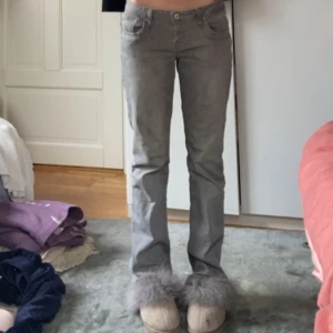 Grå bootcut jeans från LTB - Snygga grå bootcut jeans från LTB med låg midja.😍 Säljer pga att dem är för stora, toppen skick! Storlek 29/32