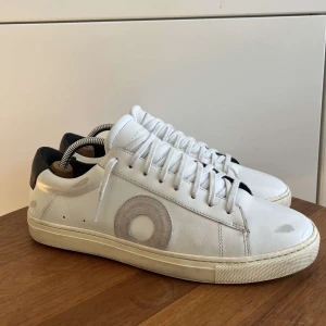 OLIVER CABRLL SKOR - Säljer dessa riktigt stilrena Oliver cabell ”Belmont Low 1”. Väldigt fint skick, inte använda mycket! Tillkommer orderbekräftelse och box. Boxen har en  kod skriven på från leveransen tyvärr. (Bild i dm). Hör av er vid frågor eller så😀