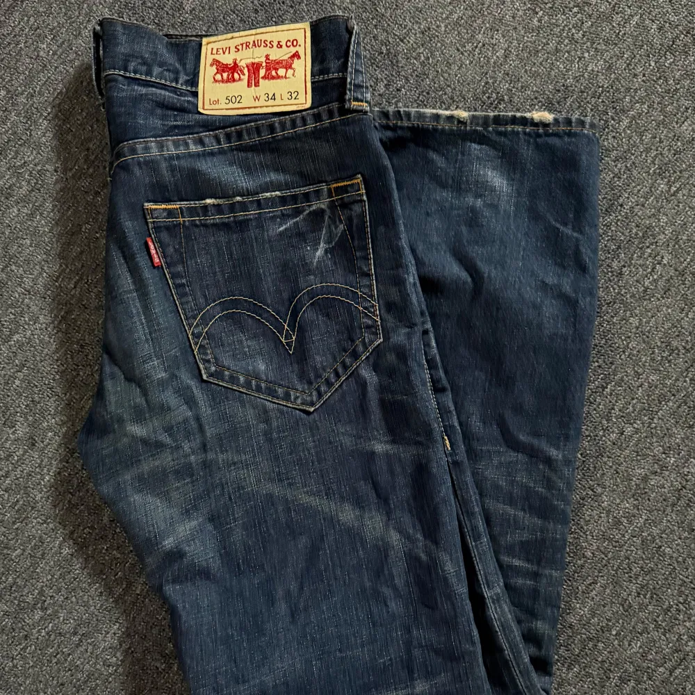 Snygga Levi's 502 jeans i en klassisk blå färg. De har en normal passform med en rak stil och passar bra till en skön look. Storleken är i W34 L33. Dom är nästan aldriga Använda. . Farkut & Housut.