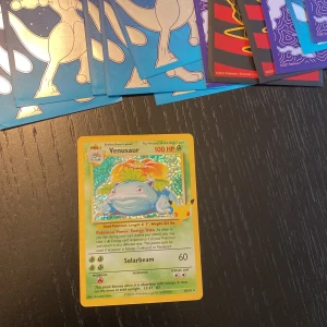 Venusaur Pokémonkort - Säljer ett sällsynt Venusaur Pokémonkort med holografisk yta. Kortet har 100 HP och inkluderar attacken Solarbeam. Perfekt för samlare eller Pokémon-entusiaster! 🌿✨