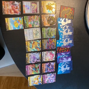 Samling av Pokémon-kort - En samling av olika Pokémon-kort med färgglada och detaljerade illustrationer. Kortens design varierar med olika Pokémon-karaktärer och specialeffekter. Perfekt för samlare eller spelentusiaster som vill utöka sin kollektion.