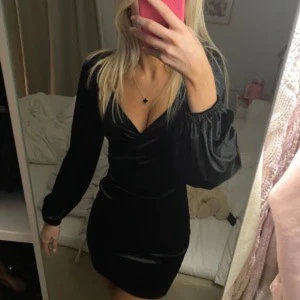 Svart omlottklänning från Bikbok - Gammal kollektion från Bikbok, endast använd en gång så i väldigt fint skick! 💕