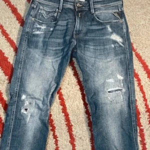 Replay Jeans - Säljer dessa Replay Jeans med slitningar storlek 30/32 