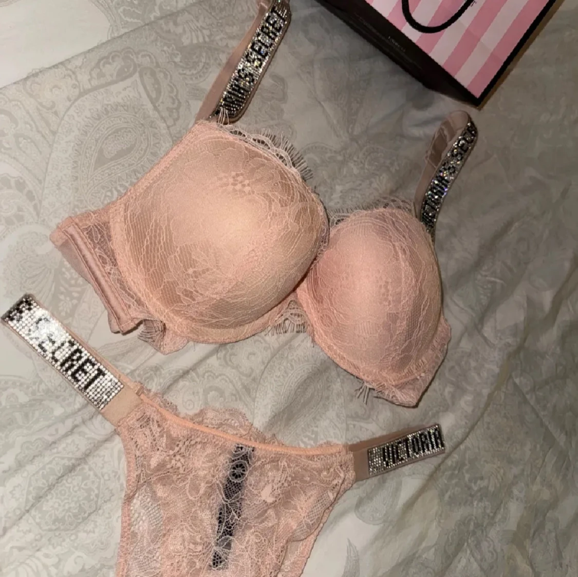 Rosa spetsunderkläder från Victoria’s secret  - 2