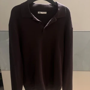  tröja från Zara - Säljer en stilren  tröja från Zara med krage och knappar. Perfekt för en avslappnad men ändå uppklädd look. Tröjan har långa ärmar och är tillverkad i ett mjukt material.