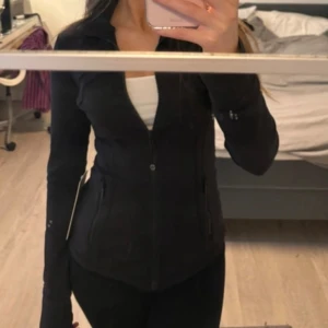 Svart Lululemon Define jacket - Bara använda ett fåtal gånger, strl 6. 950kr är högsta budet, köp direkt för 1200💗