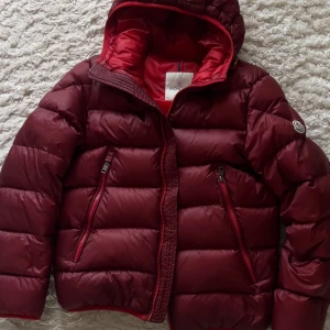 Moncler Jacka - Hej, Jag säljer nu min Moncler Chauvon i size 2, Passar S/M och är i fint skick! Cartoonen på insidan har börjat släppa lite men sitter fortfarande kvar! Vid intresse så kan jag skicka labelsen till LC