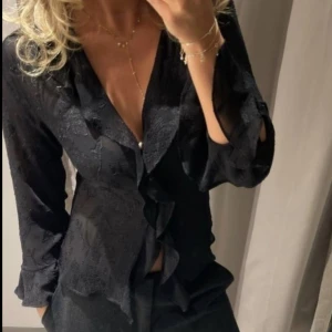 Zara volangblus - Fin volangblus från Zara med svarta blommor på🌸