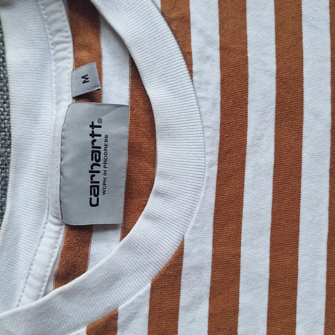 Brun och vit randig t-shirt från Carhartt - 1