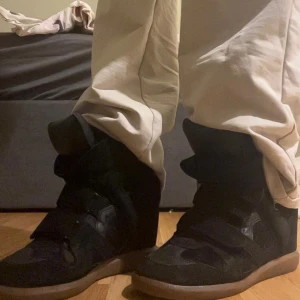 Isabel marant skor - Isabel marant skor 💕 fint skick med små defekter som inte är så synliga. Skriv för fler bilder. Pris kan diskutera vid snabb affär. 