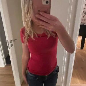 Röd tight linnetopp - Säljer en snygg röd tight linnetopp. Perfekt för sommardagar eller som ett lager under en jacka. Toppen har en enkel design med rund hals och ärmlös stil. Den är i storlek S och typ aldrig använd 🫶🏻💞