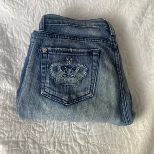 Viktoria Beckham jeans - TRE FÖRSTA BILDERNA ÄR LÅNADE!! Köpta här på Plick men aldrig använda av mig på grund av att dem inte passade mig. Jeansen har en avslappnad passform och slitna detaljer vid fållen och på benen för en trendig look. Dem är raka i formen. 