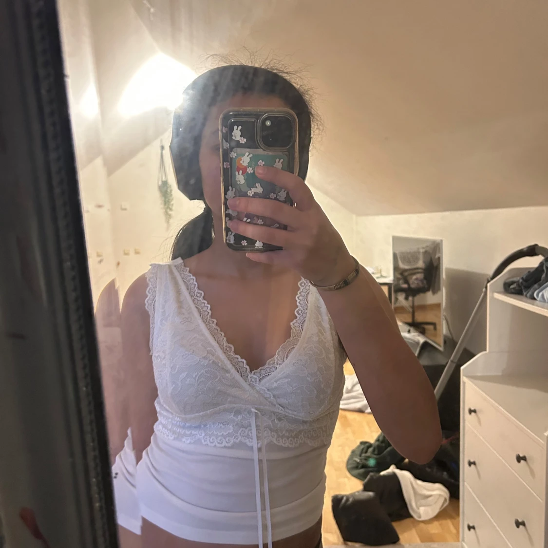 Vit spetsprydd linnetopp - 2