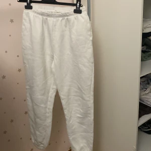 Vita mjukisbyxor - Säljer ett par vita mjukisbyxor. Den är helt ny, använt bara en gång. Storlek M, passar för S också ❤️.
