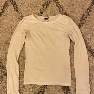 Vit långärmad tröja från Gina Tricot - Vit tunn tröja från Gina tricot, man ser att den är använd på 4e bilden, men annars jättebra skick! Pris och mer bilder går att diskutera, tvättas innan ivägskickande.