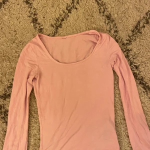Rosa långärmad topp med slits vid slutet av ärmarna. - Använt få gånger, storlek XS, tagit bort lappen pga använt tröjan fel väg då jag inte gillar urringat. Pris går att diskutera. 
