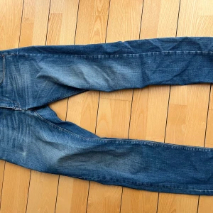 Blå jeans från J.Lindeberg - Snygga blå jeans från J.Lindeberg med klassisk design. Perfekta för en stilren look.