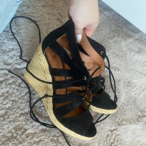 Svarta kilklackar - Supersnygga kilklackar med snörning, aldrig använda! Perfekta nu till våren och sommaren💕