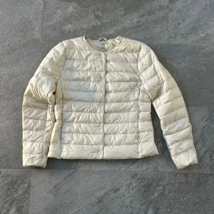 Beige dunjacka från Uniqlo - Säljer min beigea vårjacka från Uniqlo💕Jackan är i bra skick och storlek S. Kostar nypris 745kr. Bara att skriva om ni har frågor!