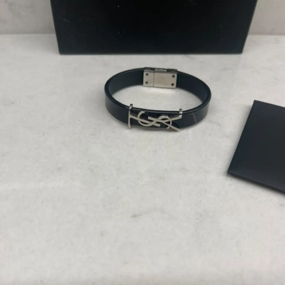 Svart Armband från saintlaurent i storlek (S) passar en handled på ungefär 19CM. Tillkommer smyckesask, påse & kort från saintlaurent vid köp.. Asusteet.