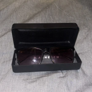 D.Arnesen solglasögon - Ett par stiliga solglasögon från D.Arnesen.  Sparsamt använda och köptes för 1299kr i sommras. Därför ett väldigt bra skick. Allt på bilderna ingår. 