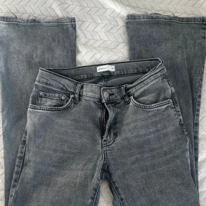 Grå jeans från Gina  - Säljer ett par lågmidjade gråa jeans från Gina. De har en bootcut modell och en är i en jättefin grå färg. Har haft på mig ett par gånger men byxorna är overall i ganska bra skick (se bild 3). Jag är 164/165 och byxorna når precis ner till marken! Pris kan diskuteras❤️