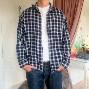 Oversized skjorta - Snygg svartvit rutig skjorta med knappar framtill. Är i storlek XXL och sitter oversized på mig som är en L.
