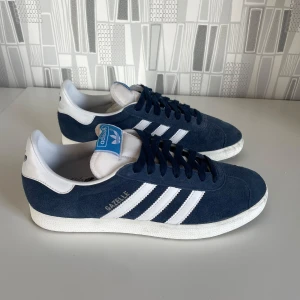 Adidas Gazelle - Tjena, säljer mina trendiga Adidas Gazelle. Skorna är endast testade en gång. cond 9,5/10. Nypris: 1399kr. Box och allt og medföljer!          hör av er vid minsta intresse //Anton 