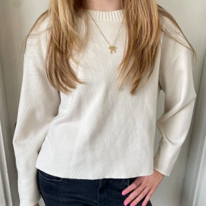 Creme vit stickad tröja - Mycket fin creme vit stickad tröja från Zara. Den är i mycket fint skick och väldigt skönt material! Skriv om du har frågor eller vill ha fler bilder💕 