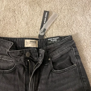 Svarta high waist flare jeans  - Snygga svarta flare jeans från Denim Collection med hög midja💘 köpta för några år sedan men aldrig använda!! 