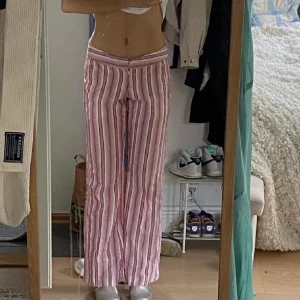 Söta nu till sommaren🍓😍 - De är i linnematerial och lågmdijade 😍Står ingen storlek men jag skulle säga S då dom sitter som en smäck på mig som har S💛👏🏼 Den ända defekten jag kan tänka på är att tyget gått upp pytte lite där man knäpper byxan men de är enklet att sy om och dem fungerar ju fortfarande så inget man tänker på! Säljer då jag inte använder dom☺️