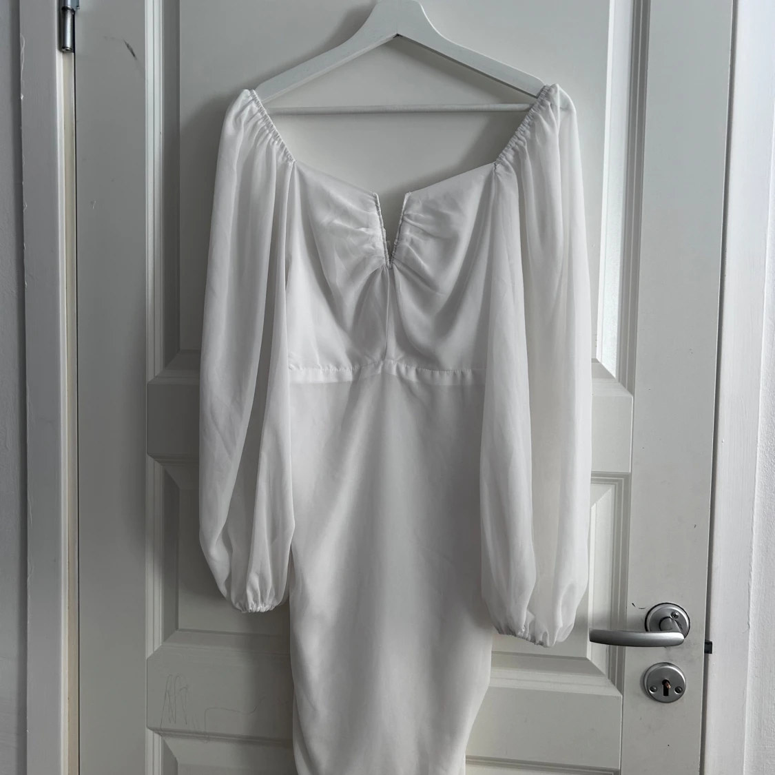 Vit klänning med v-ringning